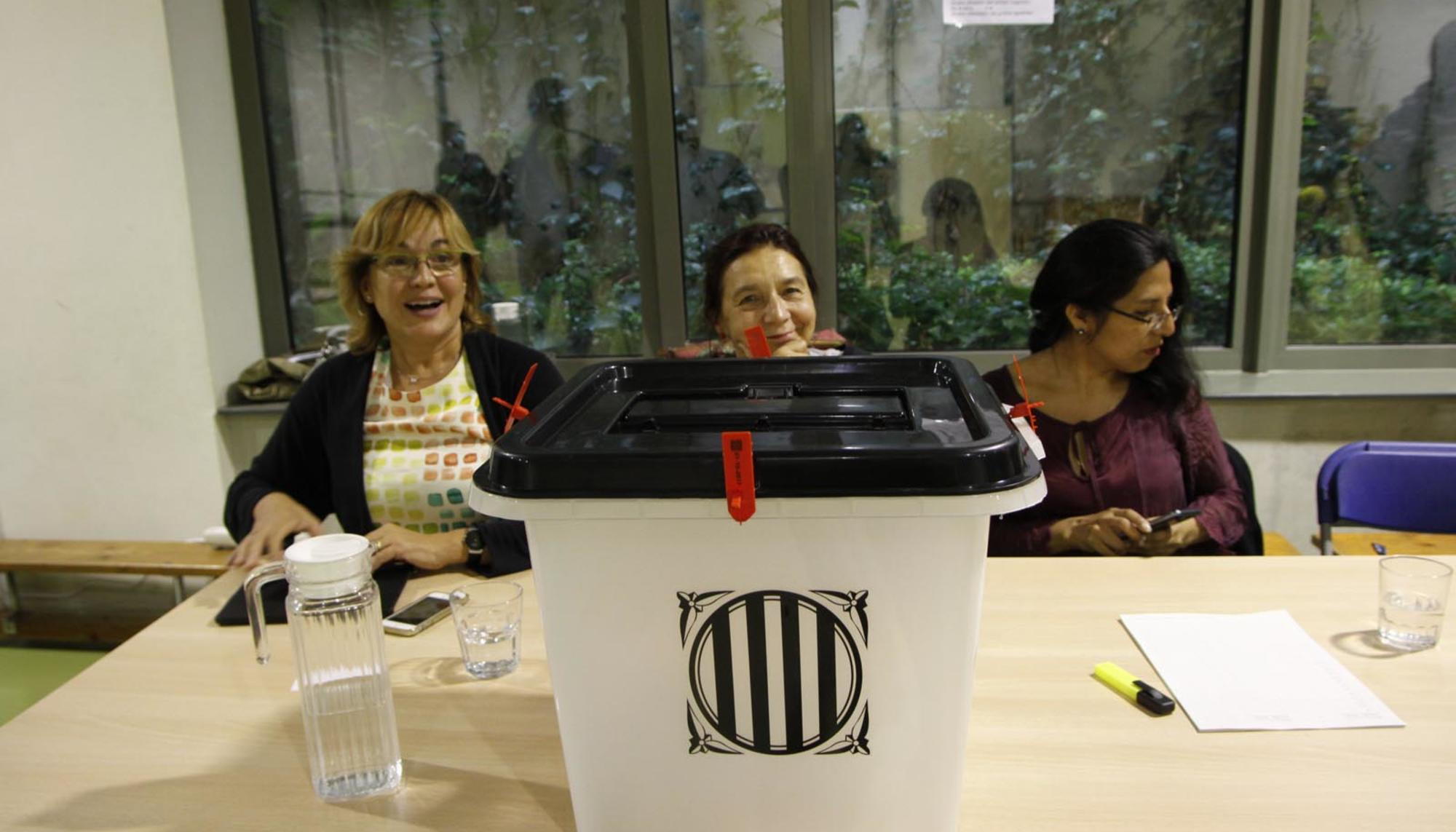 Responsables de urna en la Escola Drassanes.